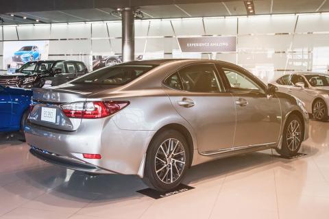 Lexus ES ‘Chrome Edition’ Dazzles Bahrain